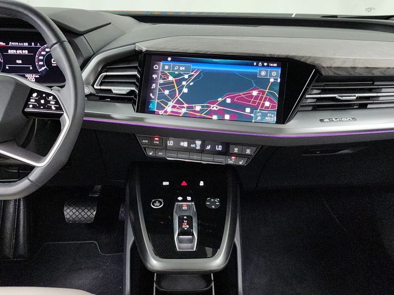 2025 Audi e-tron 45 Premium photo 14