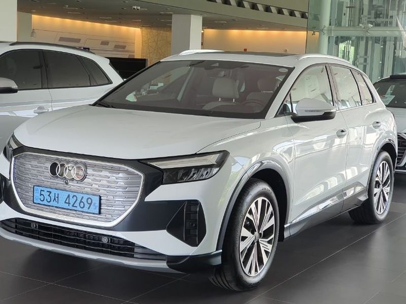 2025 Audi e-tron 45 photo 1