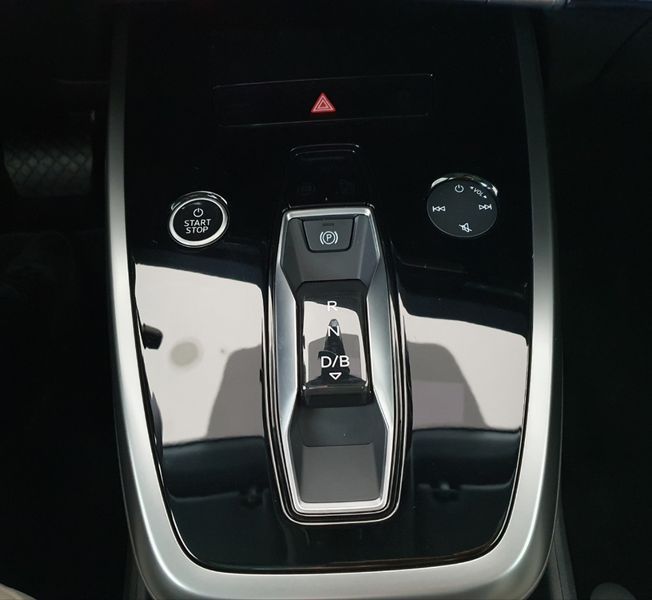 2025 Audi e-tron 45 photo 9
