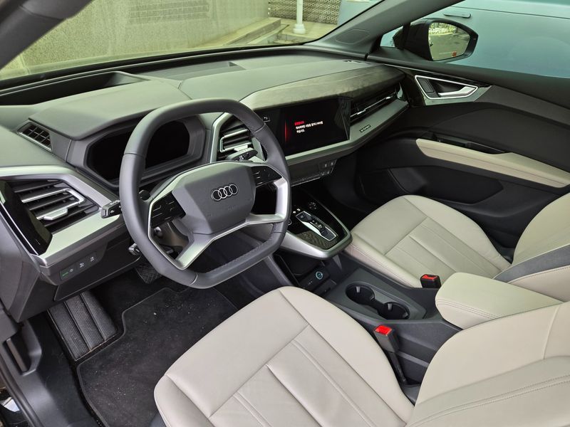 2025 Audi e-tron 45 Premium photo 7