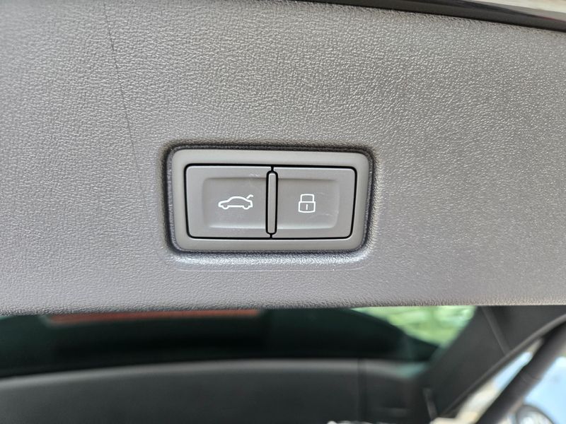 2025 Audi e-tron 45 Premium photo 10