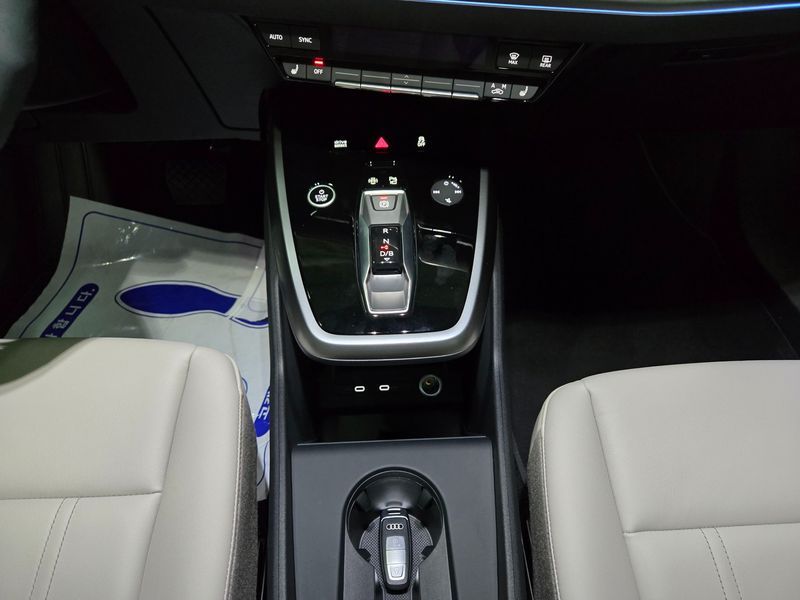 2025 Audi e-tron 45 Premium photo 15