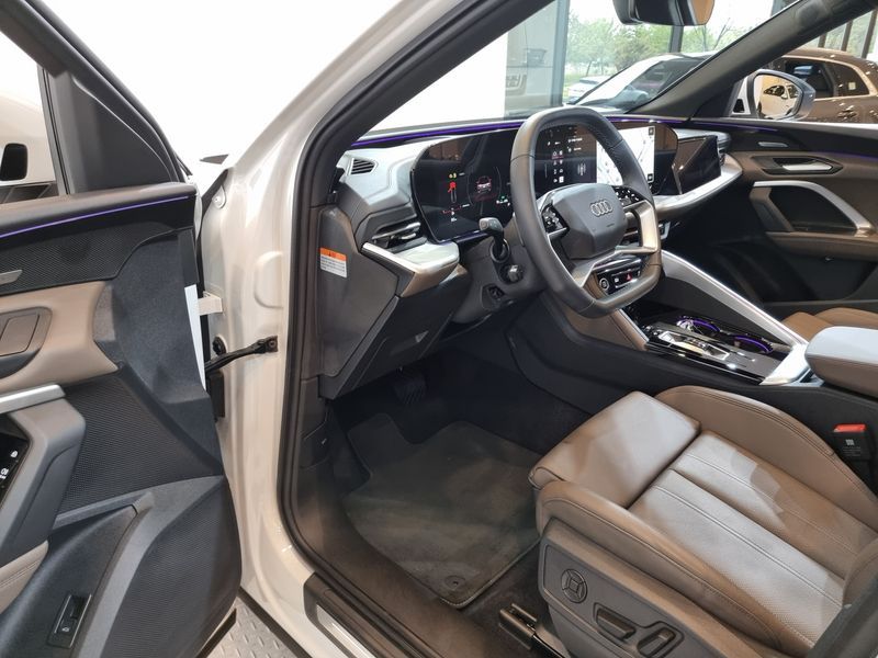 2025 Audi Q5 40 TDI Quattro S Line photo 19