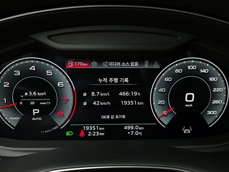 2025 Audi Q8 55 TFSI Quattro Premium photo 8