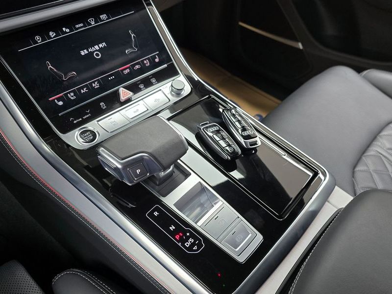 2025 Audi Q8 55 TFSI Quattro Premium photo 9