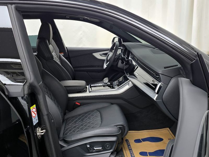 2025 Audi Q8 55 TFSI Quattro Premium photo 11