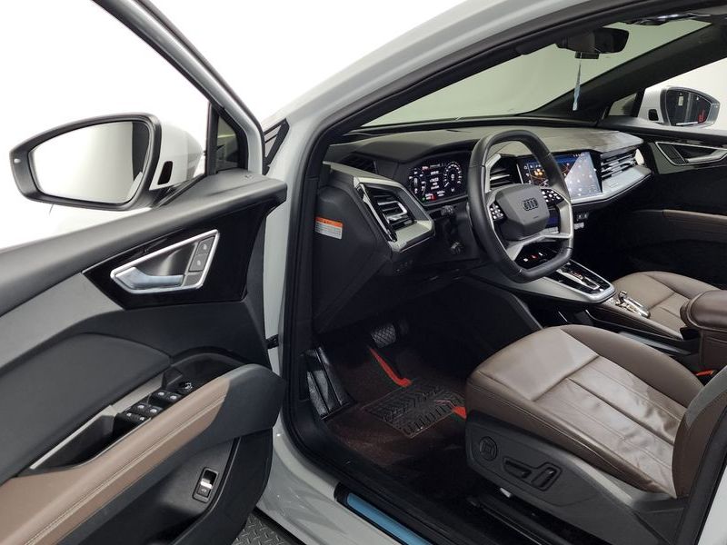2025 Audi e-tron 45 Premium photo 10