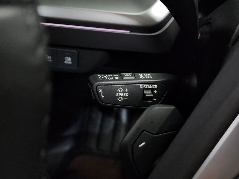 2025 Audi e-tron 45 Premium photo 13
