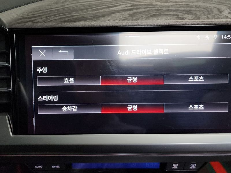 2025 Audi e-tron 45 Premium photo 17