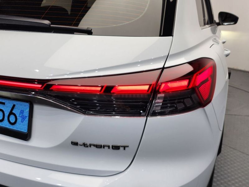 2025 Audi e-tron 45 Premium photo 23