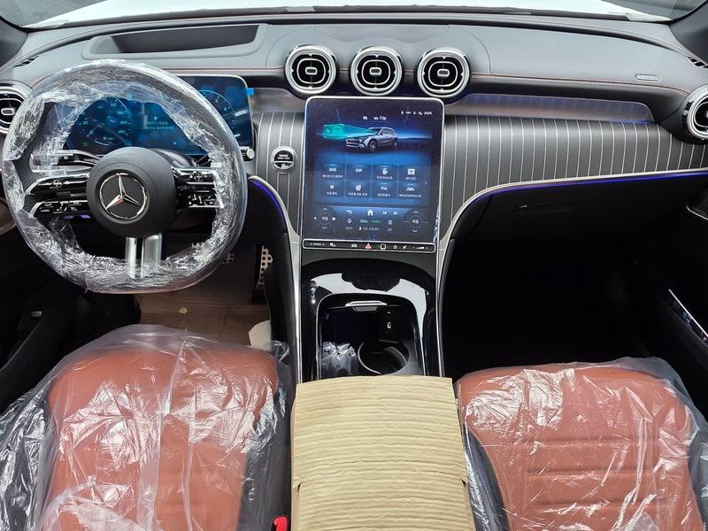 2026 Mercedes-Benz C-Class GLC300 4MATIC AMG Line photo 7