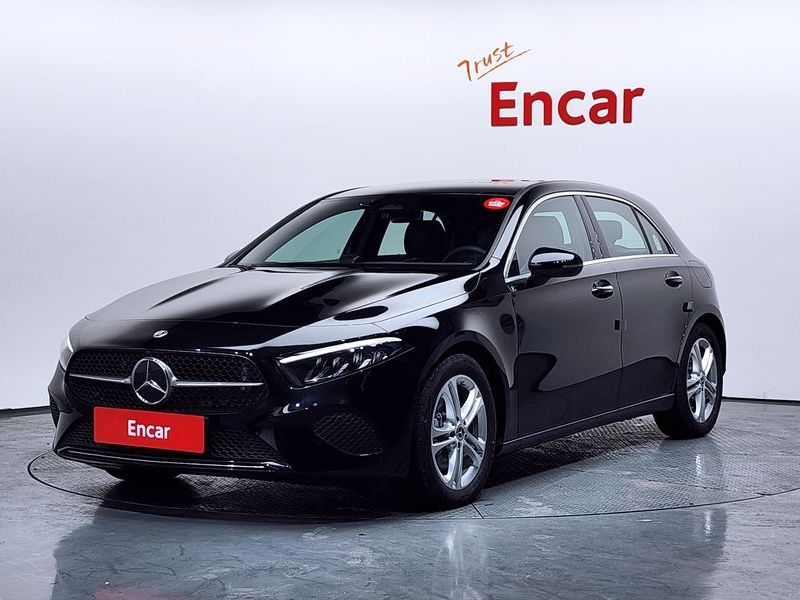 2025 Mercedes-Benz A-Class A220 Hatchback photo 1
