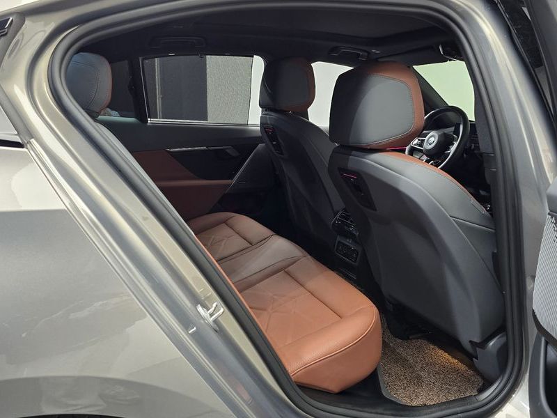 2026 BMW 5 Series 530e xDrive M Sport photo 11