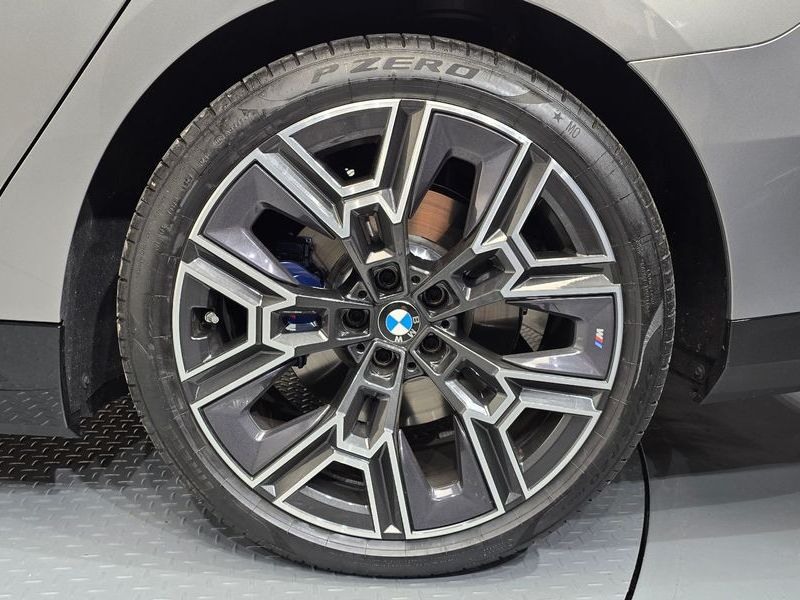 2026 BMW 5 Series 530e xDrive M Sport photo 21