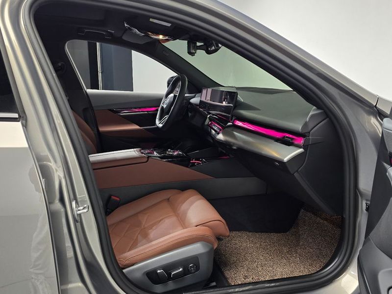2026 BMW 5 Series 530e xDrive M Sport photo 26