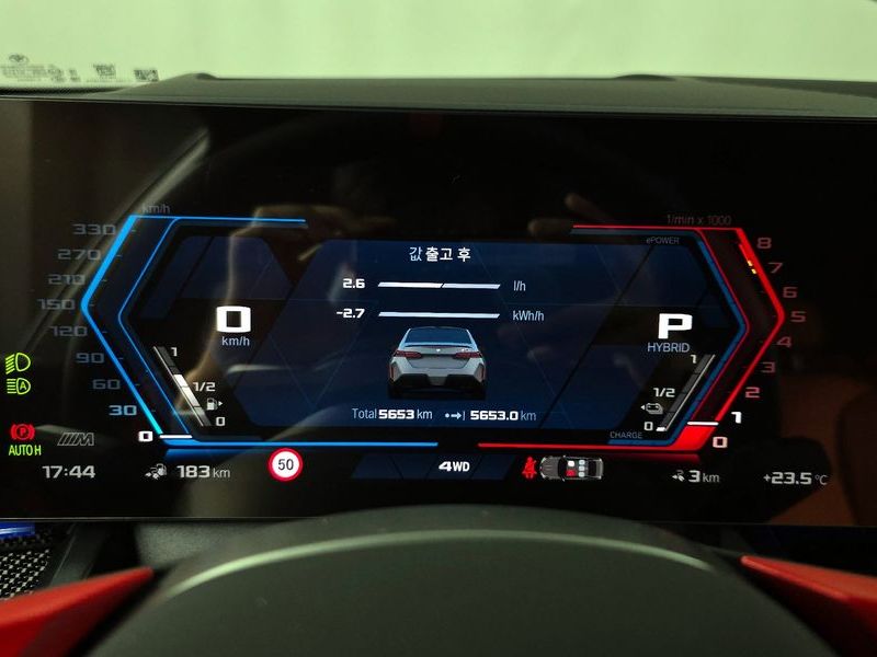 2026 BMW M5 Sedan photo 8