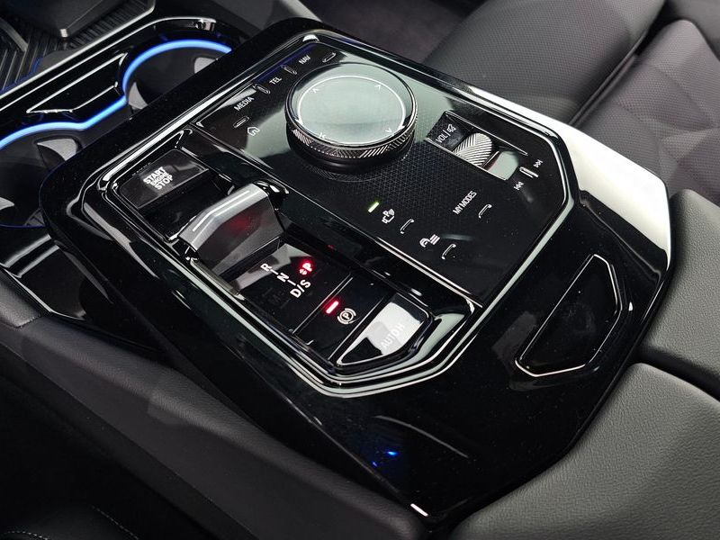 2026 BMW 5 Series 520i M Sport photo 9