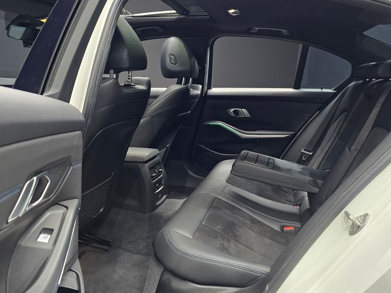 2022 BMW 3 Series 320i M Sport photo 12