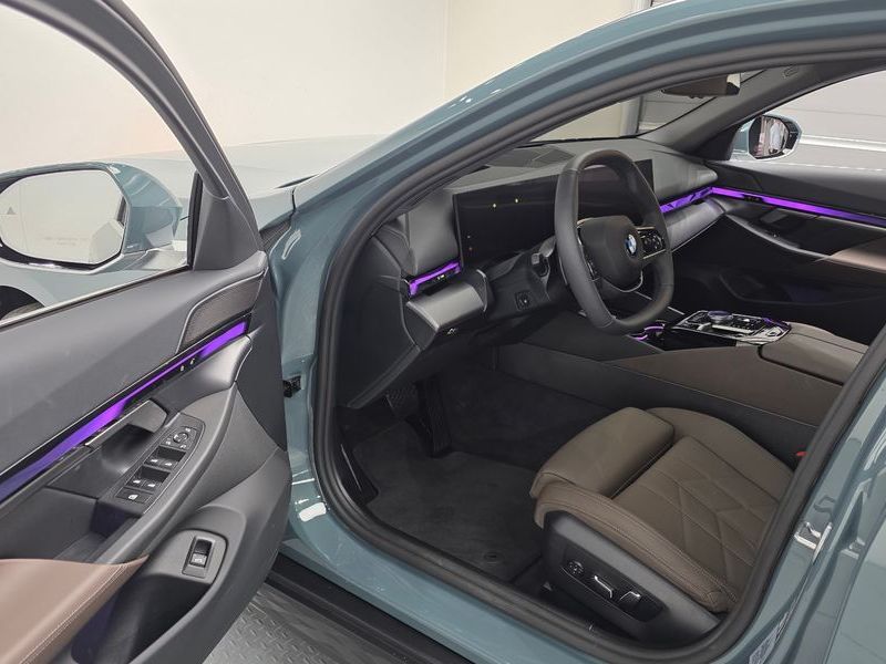 2025 BMW 5 Series 520i photo 10