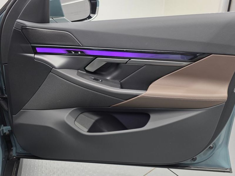 2025 BMW 5 Series 520i photo 24