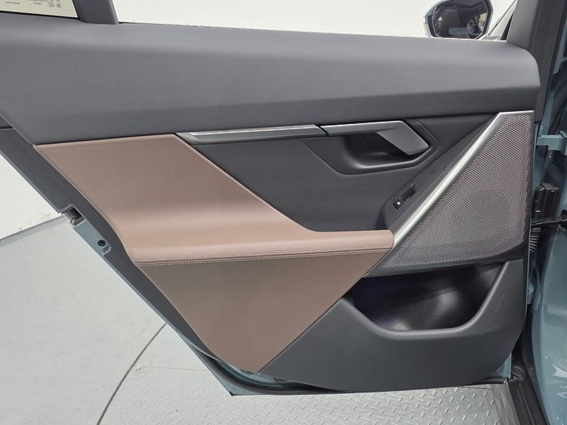 2025 BMW 5 Series 520i photo 25