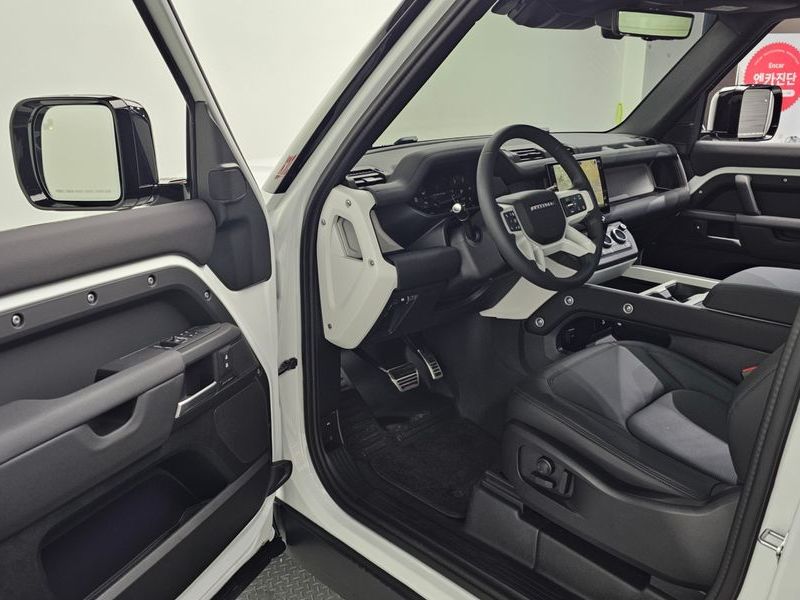 2025 Land Rover Defender 90 D250 X-Dynamic SE photo 11