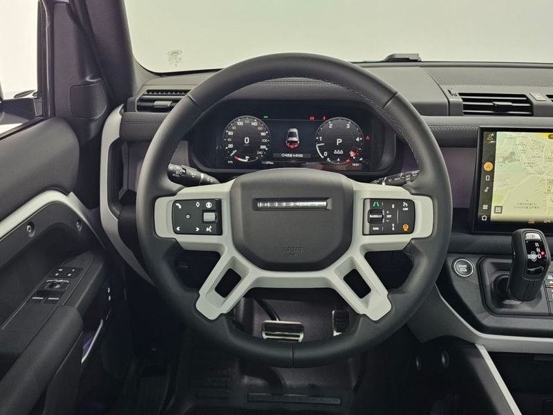 2025 Land Rover Defender 90 D250 X-Dynamic SE photo 13