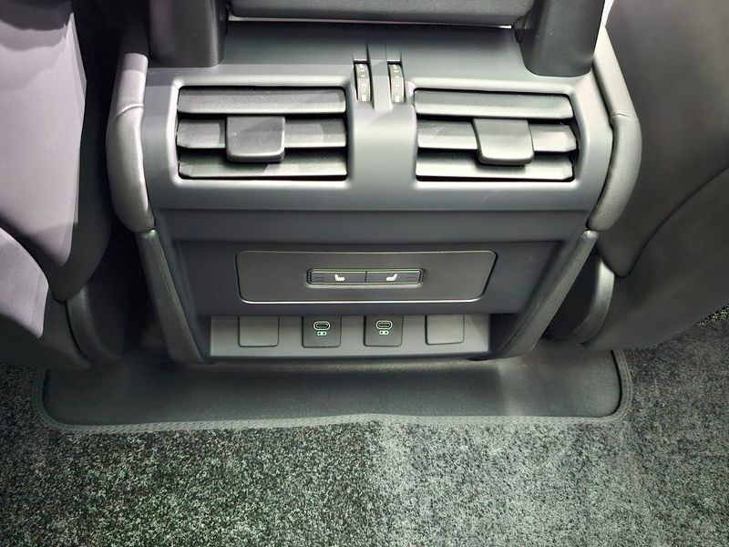 2025 Land Rover Defender 90 D250 X-Dynamic SE photo 17