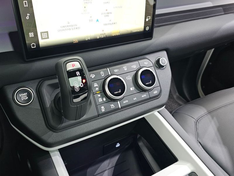 2025 Land Rover Defender 90 D250 X-Dynamic SE photo 18