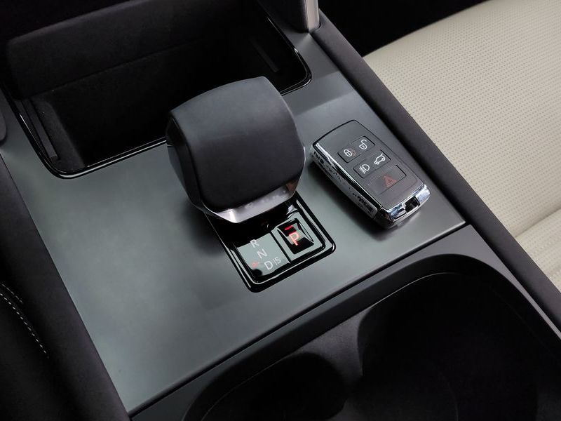 2025 Land Rover Discovery Sport P250 Dynamic SE photo 9