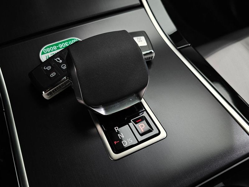 2026 Land Rover Range Rover Evoque P250 Dynamic SE photo 9