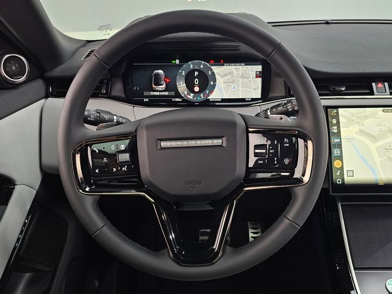 2026 Land Rover Range Rover Evoque P250 Dynamic SE photo 13