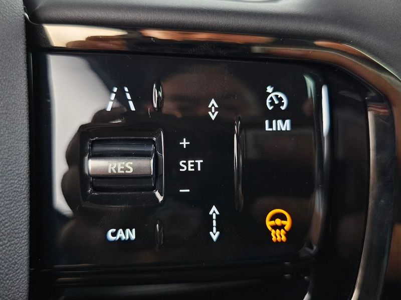 2026 Land Rover Range Rover Evoque P250 Dynamic SE photo 16