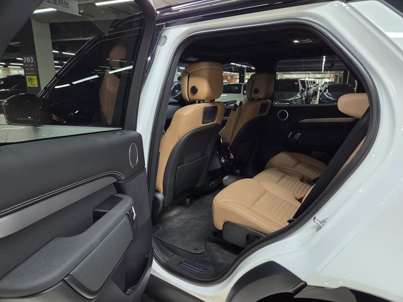 2025 Land Rover Discovery P360 Dynamic HSE photo 9