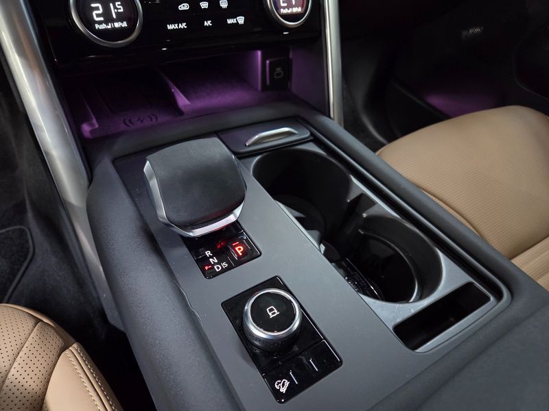 2025 Land Rover Discovery P360 Dynamic HSE photo 11