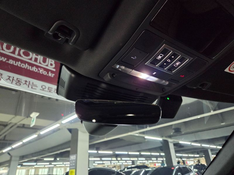 2025 Land Rover Discovery P360 Dynamic HSE photo 18