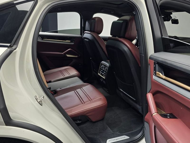 2025 Porsche Cayenne 3.0 E-Hybrid Coupe photo 12