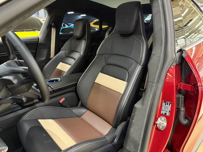 2025 Porsche Taycan Turbo photo 7