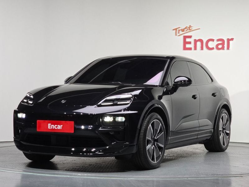 2025 Porsche Macan Turbo photo 1