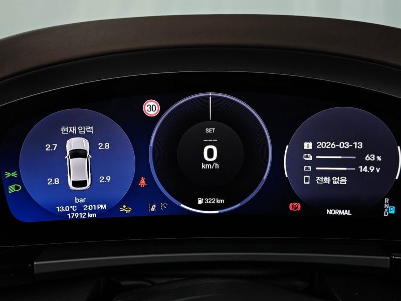 2025 Porsche Macan Turbo photo 8