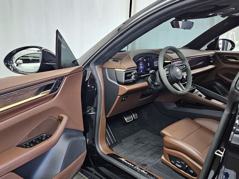 2025 Porsche Macan Turbo photo 10
