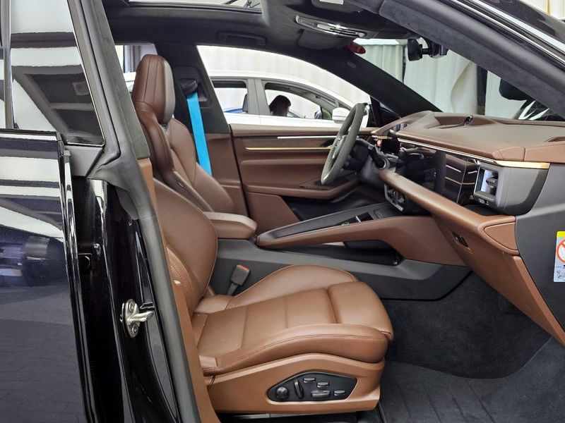 2025 Porsche Macan Turbo photo 11