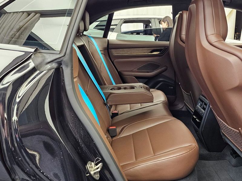 2025 Porsche Macan Turbo photo 12