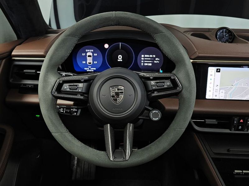 2025 Porsche Macan Turbo photo 13
