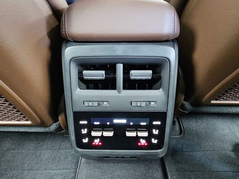 2025 Porsche Macan Turbo photo 18
