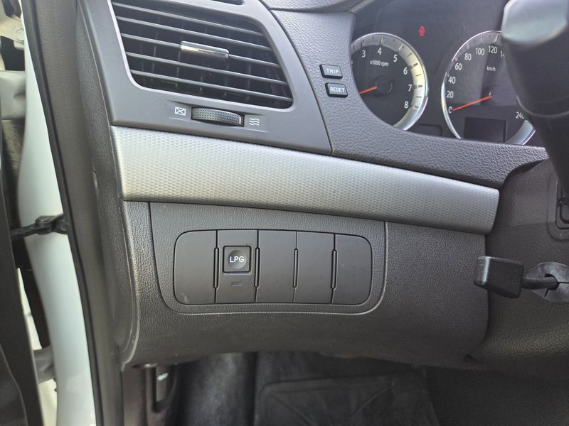 2012 Hyundai Sonata LPG N20 Standard photo 9