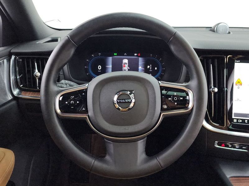 2025 Volvo V60 B5 Ultra AWD photo 13