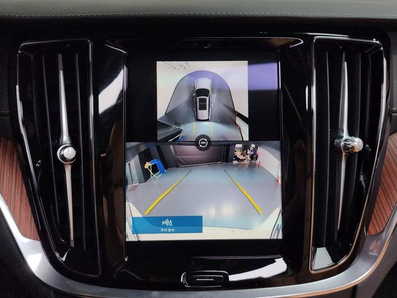 2025 Volvo V60 B5 Ultra AWD photo 14
