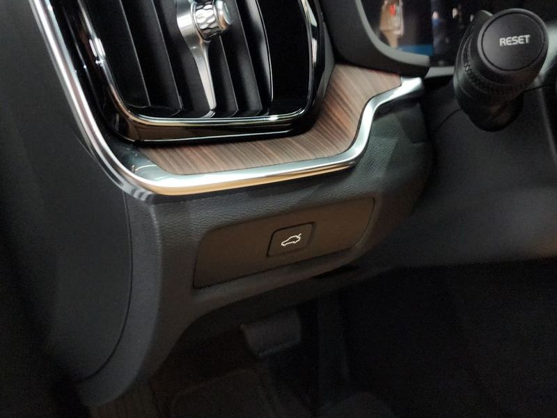 2025 Volvo V60 B5 Ultra AWD photo 20