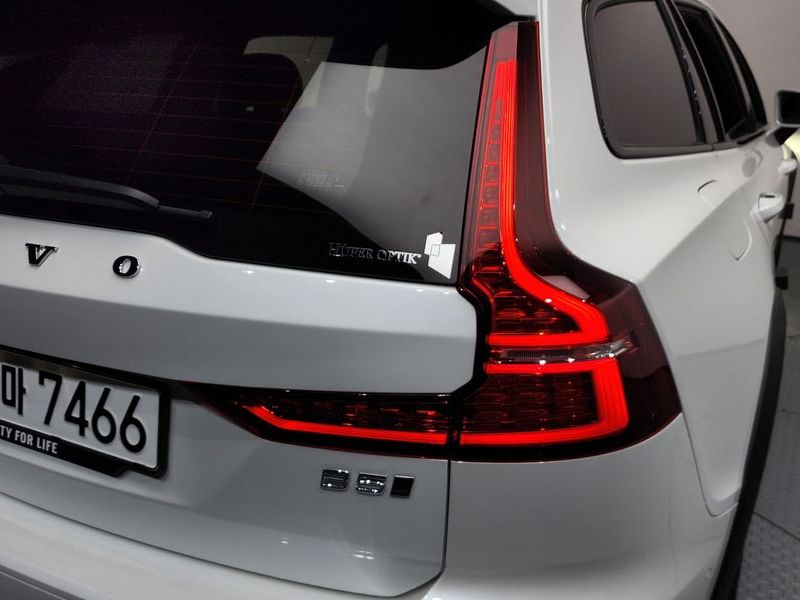 2025 Volvo V60 B5 Ultra AWD photo 23